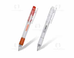Caneta plástica inteira transparente com detalhes emborrachado e clip coloridos. Possui dois traços vazados na parte superior e acionador com detalhes em relevo. Aciona por clique, para destravar bastar pressionar o clip.
