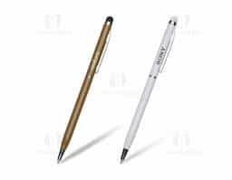 Caneta metal fina com ponteira touch. Corpo colorido com clip e anel central prata, possui borracha touch na cor da caneta. Aciona por giro.