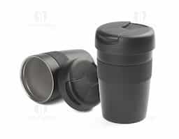 Caneca em aço inox parede dupla, conserva temperatura, pegador em silicone e bico com tampa. Capacidade 350ml.