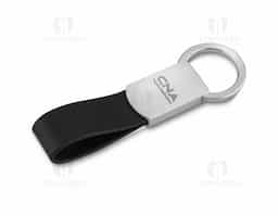 Chaveiro de metal fosco com alça em couro sintético preto + caixa com berço aveludado