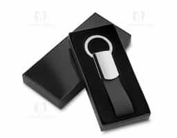 Chaveiro de metal fosco com alça em couro sintético preto + caixa com berço aveludado