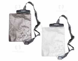 Capa impermeável para itens diversos, ideal para proteger objetos contra água e umidade. Possui parte frontal transparente, que permite visualização do conteúdo, e verso fosco. Conta com suporte plástico preto com fivelas rotatórias para abertura prática, além de alça de nylon ajustável com fivela plástica. Ótima opção de brinde corporativo funcional.