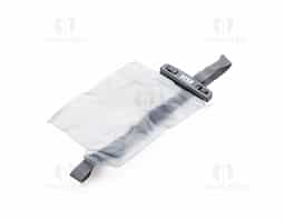 Capa impermeável para itens diversos, ideal para proteger objetos contra água e umidade. Possui parte frontal transparente, que permite visualização do conteúdo, e verso fosco. Conta com suporte plástico preto com fivelas rotatórias para abertura prática, além de alça de nylon ajustável com fivela plástica. Ótima opção de brinde corporativo funcional.
