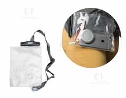 Capa impermeável para itens diversos, ideal para proteger objetos contra água e umidade. Possui parte frontal transparente, que permite visualização do conteúdo, e verso fosco. Conta com suporte plástico preto com fivelas rotatórias para abertura prática, além de alça de nylon ajustável com fivela plástica. Ótima opção de brinde corporativo funcional.