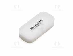 Estojo para pen drive Pico A em plástico transparente com parte interna revestida de espuma, fecha por encaixe.
