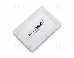 Estojo plástico para pen card transparente, parte interna revestida com espuma e fecha por encaixe.