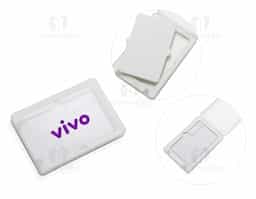 Estojo plástico para pen card transparente, parte interna revestida com espuma e fecha por encaixe.