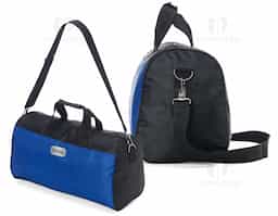 Bolsa de poliéster impermeável com capacidade de 26 litros. Possui compartimento principal com amplo espaço e um pequeno bolso interno para acessórios, além de um bolso lateral em tela. A bolsa contém alças de nylon para mãos com suporte de velcro para unificação das alças, alça transversal regulável, duas fivelas superiores para encaixe da alça transversal, zíperes com puxadores emborrachado e revestimento interno de poliéster.