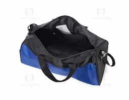 Bolsa de poliéster impermeável com capacidade de 26 litros. Possui compartimento principal com amplo espaço e um pequeno bolso interno para acessórios, além de um bolso lateral em tela. A bolsa contém alças de nylon para mãos com suporte de velcro para unificação das alças, alça transversal regulável, duas fivelas superiores para encaixe da alça transversal, zíperes com puxadores emborrachado e revestimento interno de poliéster.