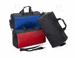 Bolsa de poliéster impermeável com capacidade de 26 litros. Possui compartimento principal com amplo espaço e um pequeno bolso interno para acessórios, além de um bolso lateral em tela. A bolsa contém alças de nylon para mãos com suporte de velcro para unificação das alças, alça transversal regulável, duas fivelas superiores para encaixe da alça transversal, zíperes com puxadores emborrachado e revestimento interno de poliéster.