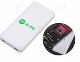 Carregador portátil de indução com 10.000mAh e indicador led de bateria, contém dois conjuntos de ventosas nas extremidades da área de indução, ideal para fixação do celular durante este modo de carga. O carregador possui duas portas de saídas USB, possibilitando o carregamento de dois dispositivos ao mesmo tempo, além do modo de carga por indução ilustrado por um raio, indicando a área correta para este modo de carga. O carregador possui duas portas de entradas, Tipo-C e V8. Acompanha cabo USB e adaptador Tipo-C.