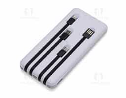 Carregador portátil de 10.000mAh com display digital indicador de bateria, contém duas lanternas de led e quatro cabos de saída acoplados, sendo: saída Lightning, saída Tipo-C, saída V8 e saída USB. O carregador possui uma porta USB dupla (entrada e saída) com carga rápida e outras duas portas de entrada: V8 e Tipo-C. Acompanha cabo USB.