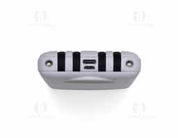 Carregador portátil de 10.000mAh com display digital indicador de bateria, contém duas lanternas de led e quatro cabos de saída acoplados, sendo: saída Lightning, saída Tipo-C, saída V8 e saída USB. O carregador possui uma porta USB dupla (entrada e saída) com carga rápida e outras duas portas de entrada: V8 e Tipo-C. Acompanha cabo USB.