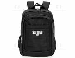 Mochila confeccionada em poliéster de alta qualidade com compartimento principal com bolso para notebook 15.6 polegadas, compartimento mediano com bolso para documentos e canetas, compartimento frontal com bolso de velcro e bolsos laterais em malha. Contém zíperes prata, alças para costas ajustáveis com regulagem peitoral e parte traseira com revestimento anti-transpirante, possui duas alças de mãos em nylon, sendo uma delas com revestimento interno. 50x36x23