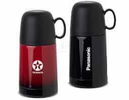Garrafa térmica 250ml com acabamento degradê, contém tampa hermética rosqueável com botão de acionamento e tampa externa plástica com alça, podendo ser utilizada como xícara.