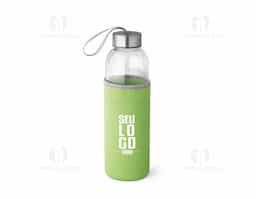 Squeeze em vidro e tampa em aço inox com alça para fácil transporte. Capacidade até 520 mL. Fornecido com luva em soft shell dando proteção extra à sua squeeze. Caixa branca 94651 vendida opcionalmente. Certificação EU Food Grade