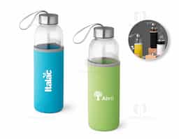 Squeeze em vidro e tampa em aço inox com alça para fácil transporte. Capacidade até 520 mL. Fornecido com luva em soft shell dando proteção extra à sua squeeze. Caixa branca 94651 vendida opcionalmente. Certificação EU Food Grade