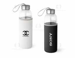 Squeeze em vidro e tampa em aço inox com alça para fácil transporte. Capacidade até 520 mL. Fornecido com luva em soft shell dando proteção extra à sua squeeze. Caixa branca 94651 vendida opcionalmente. Certificação EU Food Grade