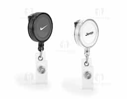 Porta crachá com clipe metálico com mecanismo extensível até aos 900 mm. Com presilha transparente e botão para adicionar bolsa porta-cartões.