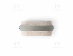 Caixa de som portátil em fibra de palha de trigo e ABS com alça em silicone para facilitar o transporte, potência de 3W e transmissão por bluetooth 5.0. Tempo de reprodução de 4h30, com uma bateria de 500 mAh