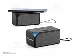Caixa de som portátil em ABS com acabamento em borracha e tecido na parte frontal. De design sofisticado, esta caixa de som tem um tempo de reprodução de 2 horas, com transmissão por bluetooth 5.0 e potência de 3W. Adicionalmente tem também a funcionalidade de carregador wireless, com uma potência de 5 W