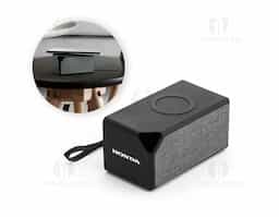 Caixa de som portátil em ABS com acabamento em borracha e tecido na parte frontal. De design sofisticado, esta caixa de som tem um tempo de reprodução de 2 horas, com transmissão por bluetooth 5.0 e potência de 3W. Adicionalmente tem também a funcionalidade de carregador wireless, com uma potência de 5 W