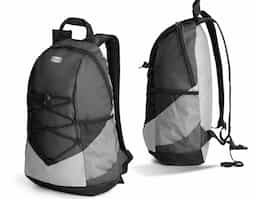Mochila em 600D com bolsos laterais em tela e bolso interior. Parte posterior e alças almofadadas 250 x 420 x 180 mm