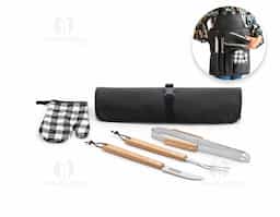 Kit churrasco composto por 4 utensílios: faca, garfo e pinça em aço inox e madeira de Seringueira e uma luva de cozinha. O estojo dobrável em 600D pode ser convertível em avental para sua proteção. 