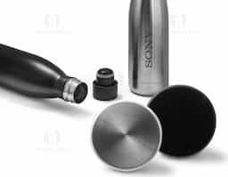 Garrafa térmica em aço inox com parede dupla e tampa com sistema de vácuo. Capacidade até 580 ml