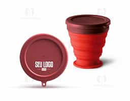 Copo de viagem dobrável em silicone com tampa em PP. Contém uma argola na base que serve como pega ou para pendurar. Copo com capacidade até 240 ml