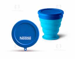 Copo de viagem dobrável em silicone com tampa em PP. Contém uma argola na base que serve como pega ou para pendurar. Copo com capacidade até 240 ml
