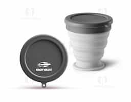 Copo de viagem dobrável em silicone com tampa em PP. Contém uma argola na base que serve como pega ou para pendurar. Copo com capacidade até 240 ml