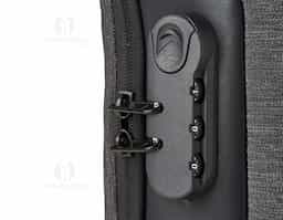 Mochila de ombro com entrada USB e Micro USB lateral. A mochila possui 3 bolsos externos, e um compartimento principal com segredo (TSA), bolso oculto na parte traseira, além de 3 divisórias internas, 
34,5x20x15