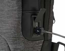 Mochila de ombro com entrada USB e Micro USB lateral. A mochila possui 3 bolsos externos, e um compartimento principal com segredo (TSA), bolso oculto na parte traseira, além de 3 divisórias internas, 
34,5x20x15