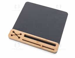 Mouse Pad em material sintético grafite e bambu, contendo:
Porta Canetas;
Porta Cartões;
Apoio para Celular.