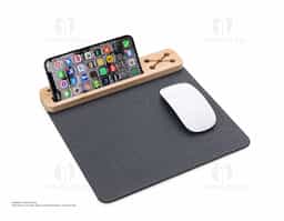 Mouse Pad em material sintético grafite e bambu, contendo:
Porta Canetas;
Porta Cartões;
Apoio para Celular.