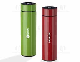 Garrafa térmica em aço inox com parede dupla 450ml com infusor,
Display LED com termômetro digital na tampa para indicar a temperatura do líquido,
Conserva líquido quente por até 5 horas e líquido frio até 7 horas