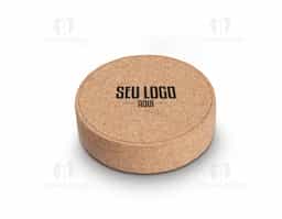 Kit Vinho 5 peças, contendo:
Estojo redondo de cortiça com base emborrachada bege claro;
Saca Rolha de metal com detalhes em bambu;
Corta gotas de metal;
Bico para servir de metal com tampa acoplada em bambu;
Tampa de metal com detalhe em bambu.