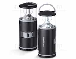 Lanterna led com Kit Ferramentas, contendo:
1 Trena de 1 metro;
1 Estilete;
3 Pontas de chave de fenda;
2 Pontas de chave philips;
1 Cabo emborrachado para encaixar ponta de chave de fenda e philips;
1 Mini chave de fenda;
1 Mini chave philips;
2 Chaves hexagonal em L;
2 Soquetes de chave hexagonal;
1 Extensor para soquete de chave hexagonal.
