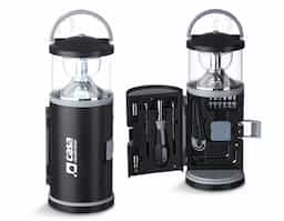 Lanterna led com Kit Ferramentas, contendo:
1 Trena de 1 metro;
1 Estilete;
3 Pontas de chave de fenda;
2 Pontas de chave philips;
1 Cabo emborrachado para encaixar ponta de chave de fenda e philips;
1 Mini chave de fenda;
1 Mini chave philips;
2 Chaves hexagonal em L;
2 Soquetes de chave hexagonal;
1 Extensor para soquete de chave hexagonal.
