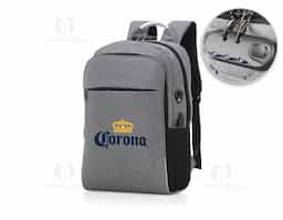 Mochila p/ Notebook em tecido poliéster.
Parte externa
Fechamento por cadeado com senha
Alça de mão em metal
Alça de ombro acolchoada
2 bolsos frontais
2 bolsos laterais
Mini bolso na alça de ombro
Conector USB na lateral
Saída para fones de ouvido na lateral