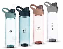 Squeeze plástico 700ml com alça para transporte, possui tampa principal rosqueável e tampa de proteção plástica com trava para o bocal.
