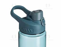 Squeeze plástico 700ml com alça para transporte, possui tampa principal rosqueável e tampa de proteção plástica com trava para o bocal.