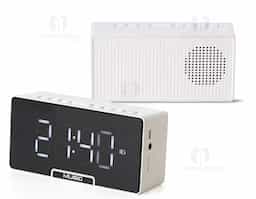 Caixa de som multimídia com relógio despertador e suporte para celular. Produzida em plástico e com borrachas antiderrapantes na área inferior, a caixa de som tem a área frontal com display de LED, além de um compartimento com suporte para celular – uma espécie de "gaveta" aonde é exibido (MUSIC), basta puxá-la ter acesso ao compartimento. A caixa de som executa nos modos bluetooth, rádio FM, cartão TF-microSD e entrada auxiliar P2. Acompanha cabo USB e manual em inglês.