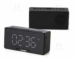 Caixa de som multimídia com relógio despertador e suporte para celular. Produzida em plástico e com borrachas antiderrapantes na área inferior, a caixa de som tem a área frontal com display de LED, além de um compartimento com suporte para celular – uma espécie de "gaveta" aonde é exibido (MUSIC), basta puxá-la ter acesso ao compartimento. A caixa de som executa nos modos bluetooth, rádio FM, cartão TF-microSD e entrada auxiliar P2. Acompanha cabo USB e manual em inglês.