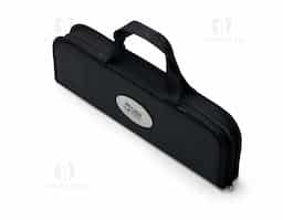 Kit Churrasco 17 Peças em estojo de nylon com alça. Contém: pegador, garfo, espátula, faca, pincel, 4 espetos e 8 garfos pequenos para petiscos. Utensílios de inox com proteções plásticas e parte interna com velcro para fixação das peças, acompanha plaquinha metálica para personalização.