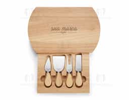 Kit queijo 5 peças, contém: tábua de bambu com gaveta para acomodação dos utensílios, faca com ponta, faca reta, garfo e espátula.