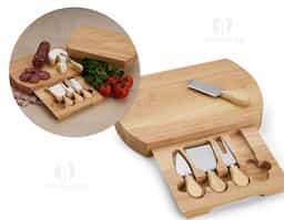 Kit queijo 5 peças, contém: tábua de bambu com gaveta para acomodação dos utensílios, faca com ponta, faca reta, garfo e espátula.