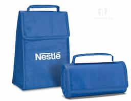 Bolsa térmica dobrável em non-woven (80 g/m²) com fecho em velcro e com capacidade até 3 L. Food grade. Bolsa fornecida desdobrada. Dobrada: 170 x 95 x 40 mm | Aberta: 170 x 265 x 110 mm