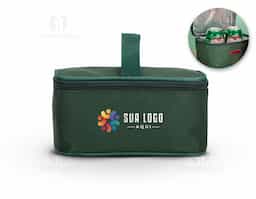 Bolsa térmica compacta confeccionada em nylon, desenvolvida para uso prático em rotinas leves e deslocamentos rápidos. Possui capacidade de 3 litros, ideal para transportar pequenas porções de alimentos ou bebidas, mantendo a organização e a funcionalidade no dia a dia. Acompanha plaquinha metálica aplicada ao design, agregando acabamento diferenciado e possibilitando personalização discreta e durável. Seu formato simples e versátil favorece o uso recorrente, tornando-se um brinde corporativo de fácil aceitação, associado a utilidade real, praticidade e boa exposição de marca.